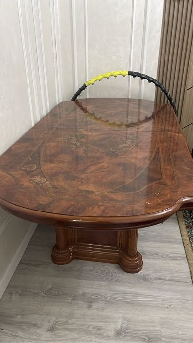 Ковёр  5- на 3 см и Гостиный стол. Б/у. И диван раскладной.