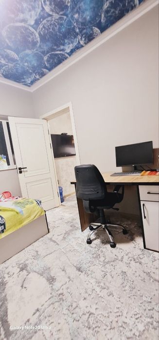 Xon Saroy domdan 4 xonali uy sotiladi.