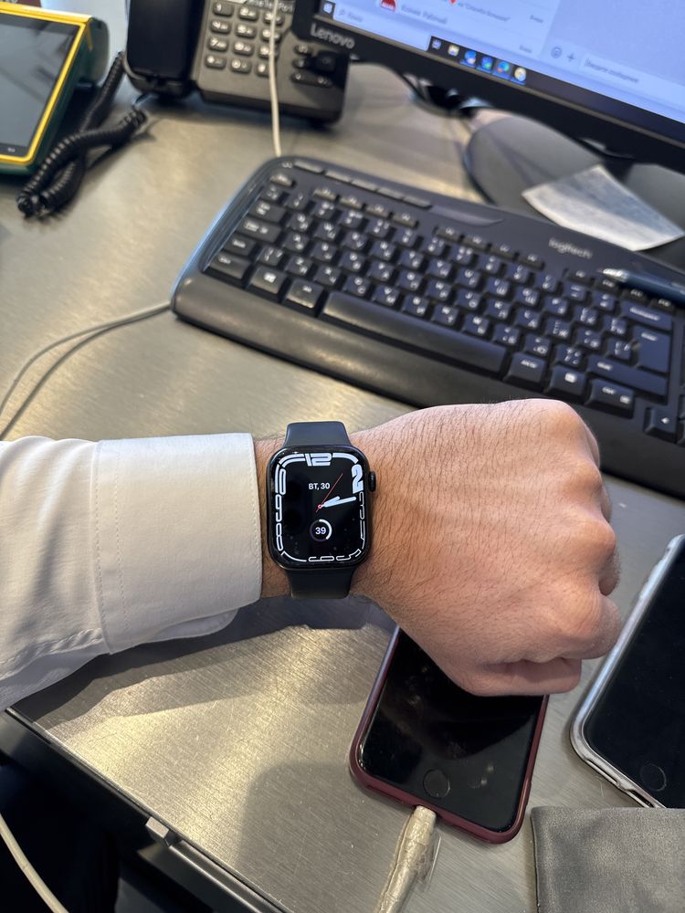 Продам Apple Watch 7 45mm