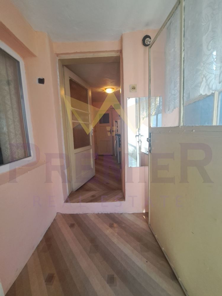 Дава се под наем Етаж от къща в Варна, Цветен квартал - 40 кв.м за 178.5 € - Снимка #3