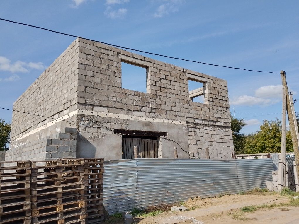 Продам недостроенный дом на два уровня. Первый и второй этаж.