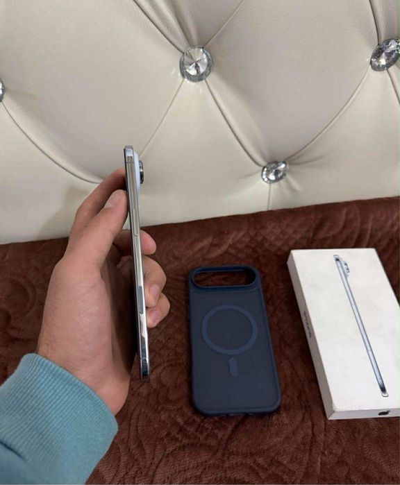 Iohone 17 air 6 cilcluri ca nou