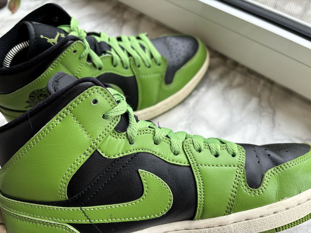 Jordan 1 Mid “Altitude Green”