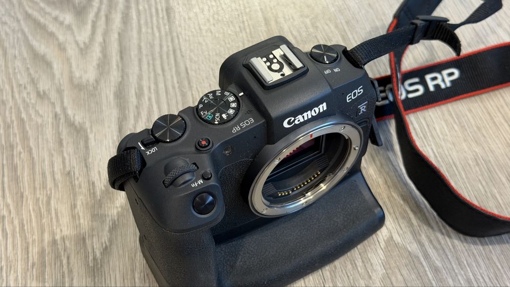 Aparat de fotografiat mirrorless Canon EOS RP cu grip si 2 baterii