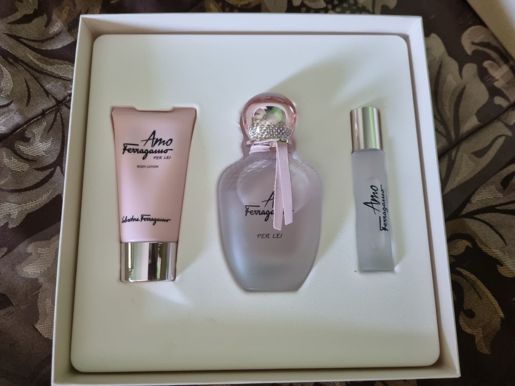 Set cadou Salvatore Ferragamo, Amo Ferragamo, Femei: Apa de Parfum, 10