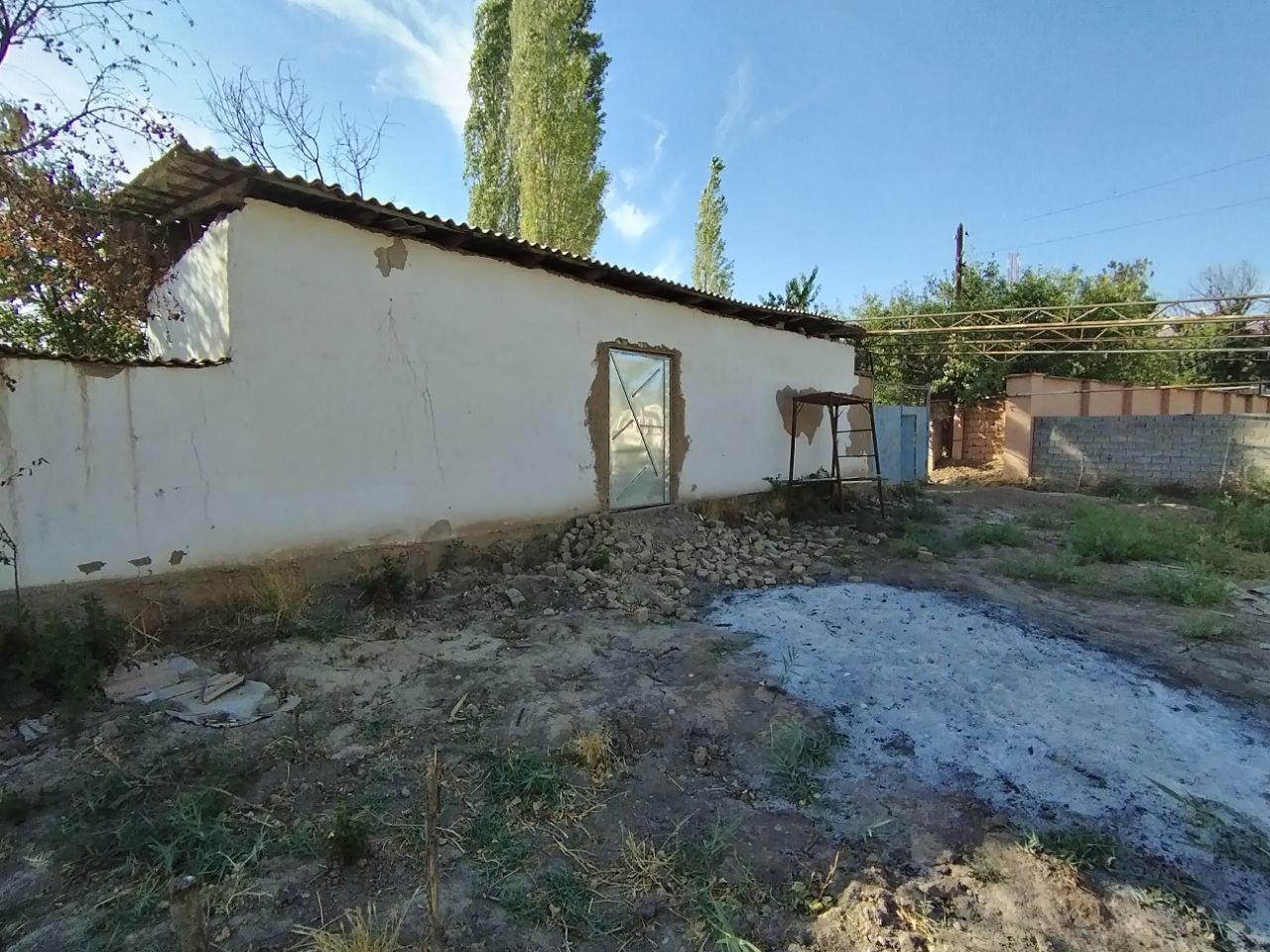 Uy sotiladi uchastka