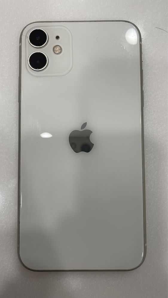iPhone 11 белого цвета 128гб