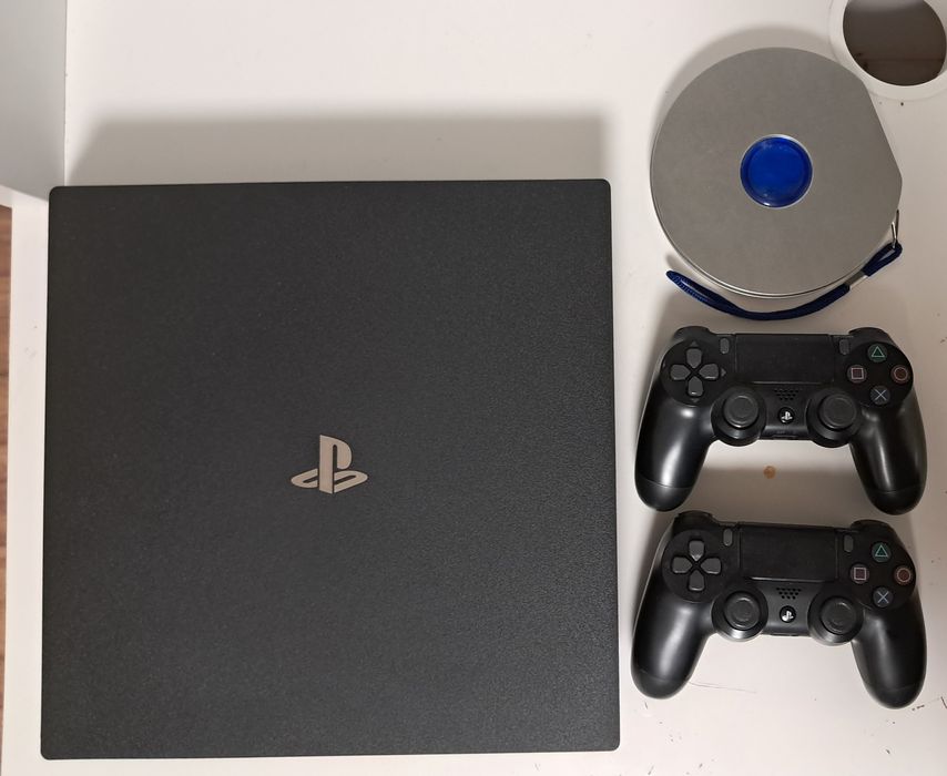 Б/у Playstation 4 Pro + 3 игры + футляр для дисков