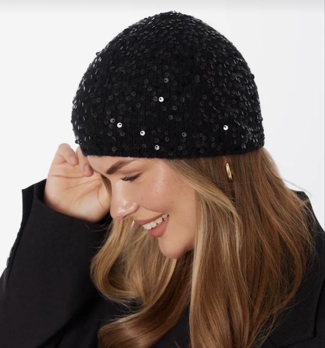 Шапка с пайетками черная