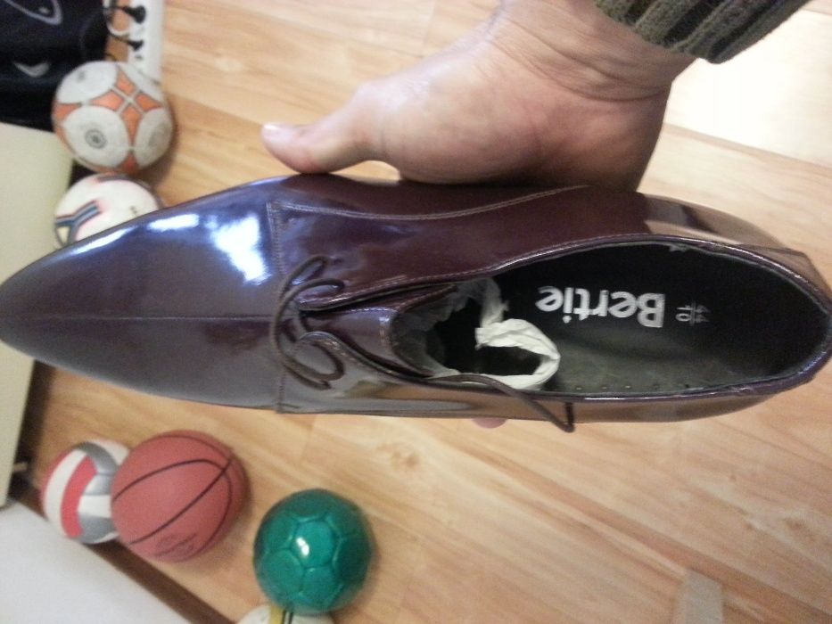 Pantofi de piele de culoare violet. Marca BERTIE. Fabricati in Italia