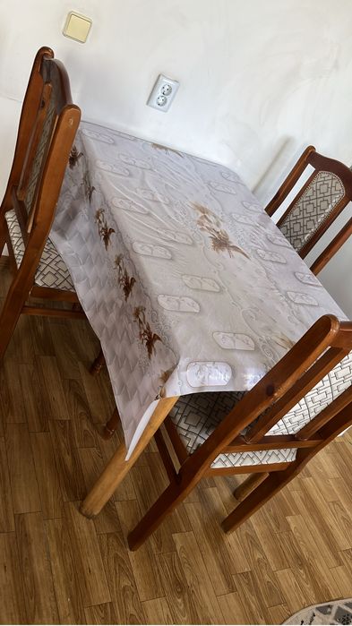 Продам  стол и три стула