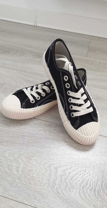 Vând teniși femei mărimea 39