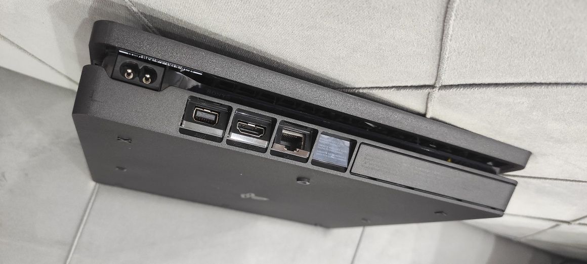 PS4 Slim 500gb с 5 игри