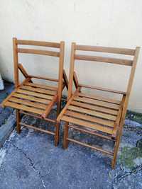 Set 2 scaune pliante din lemn foarte practice și ușor de depozitat
