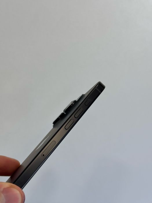 Продавам отличен iPhone 16 PRO 33 цикъла