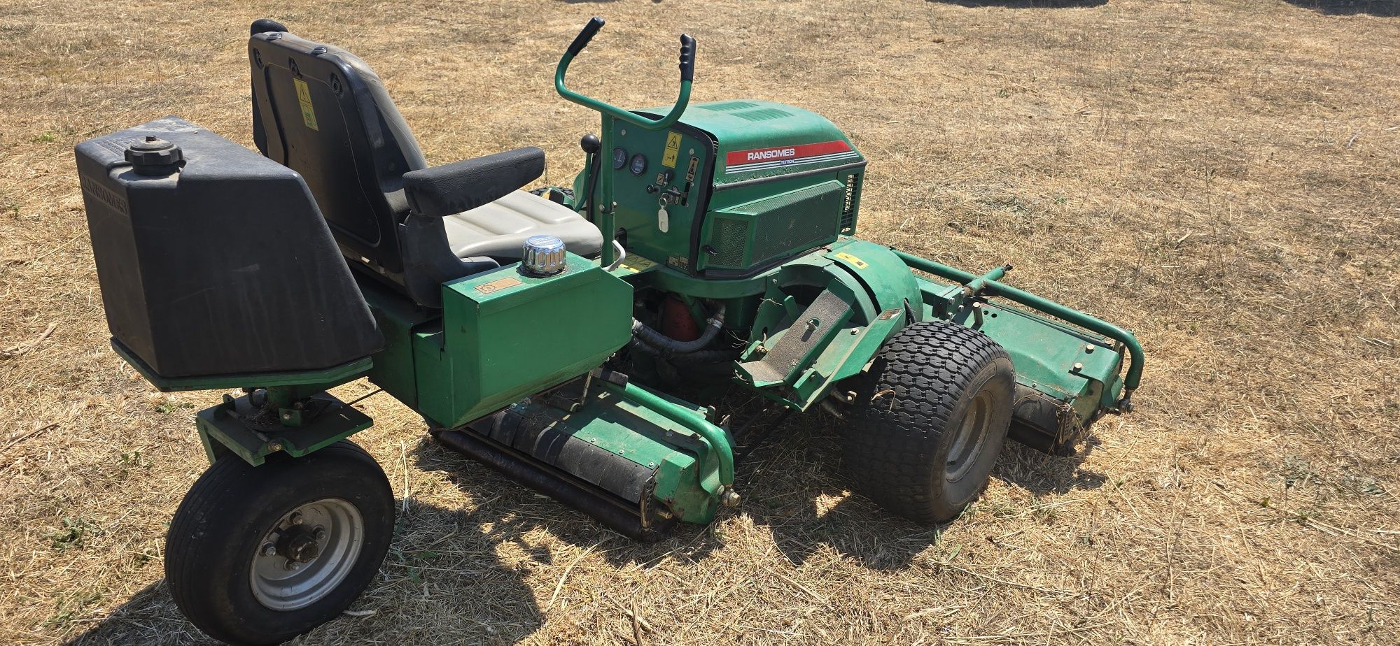 Vand tractor tuns gazonul  PROFESIONAL