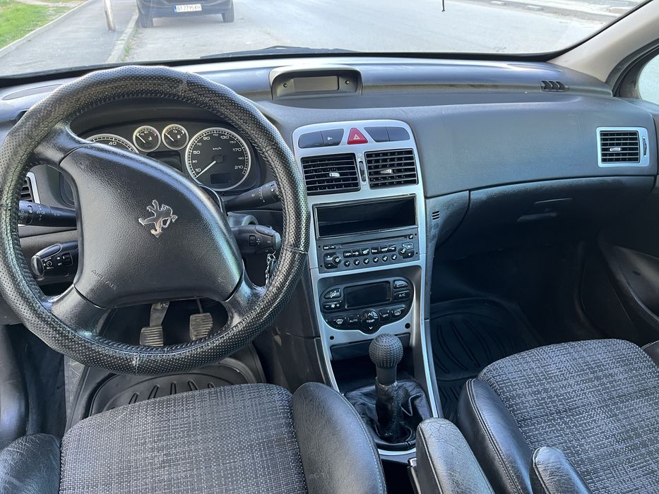 Продавам личния си автомобил Пежо 307