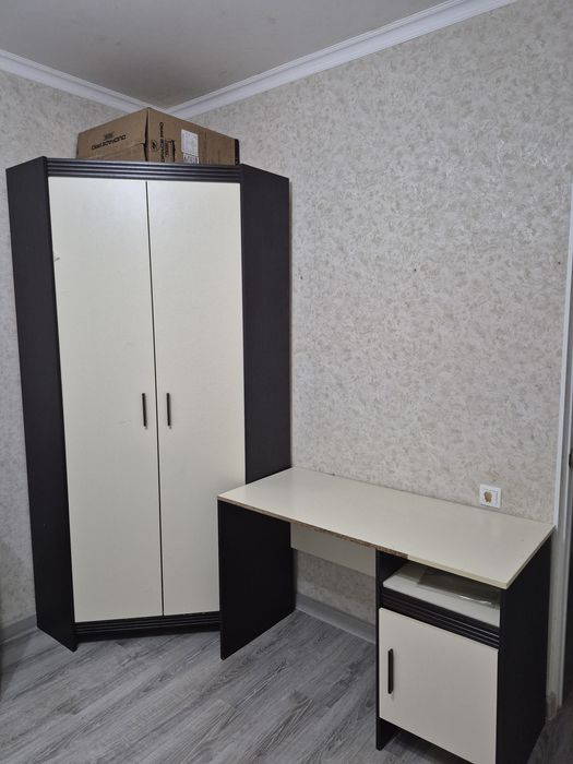 Угловой шкаф в хорошем состоянии