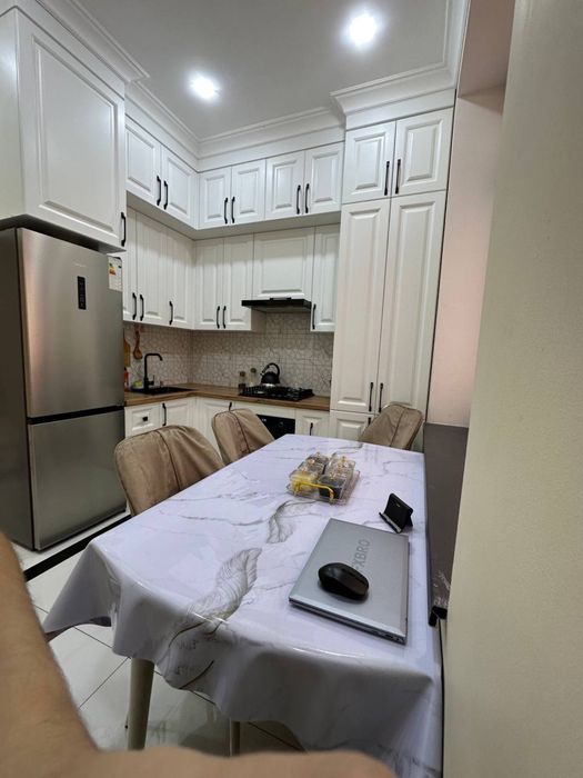 3 xonalik kvartira sotiladi. 1-etaj 92 kv lik xonadon.