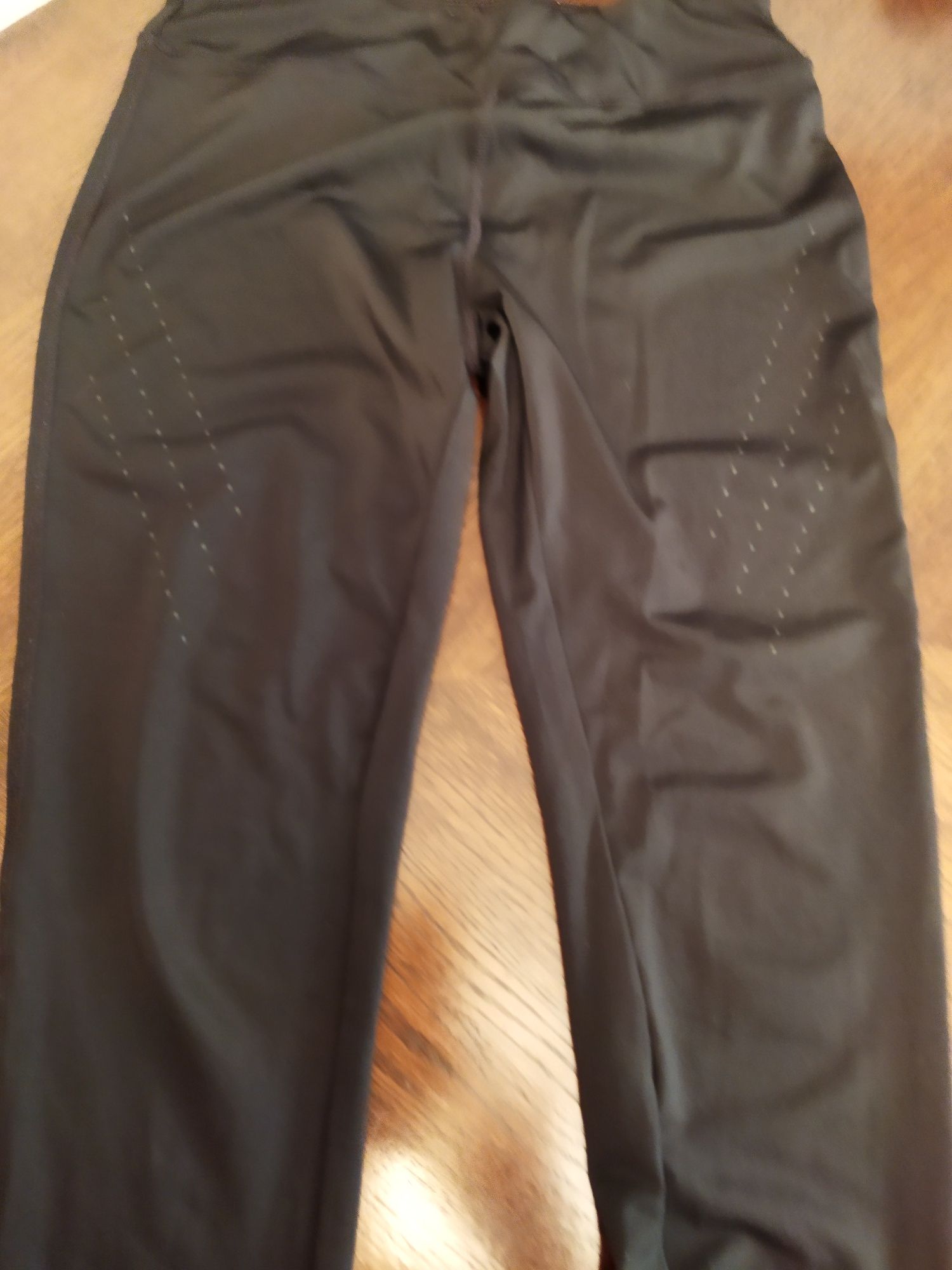 Pantalon sport pentru femei . Pret 15 lei .