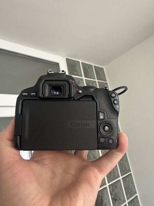 Vând aparat foto Canon EOS 250D