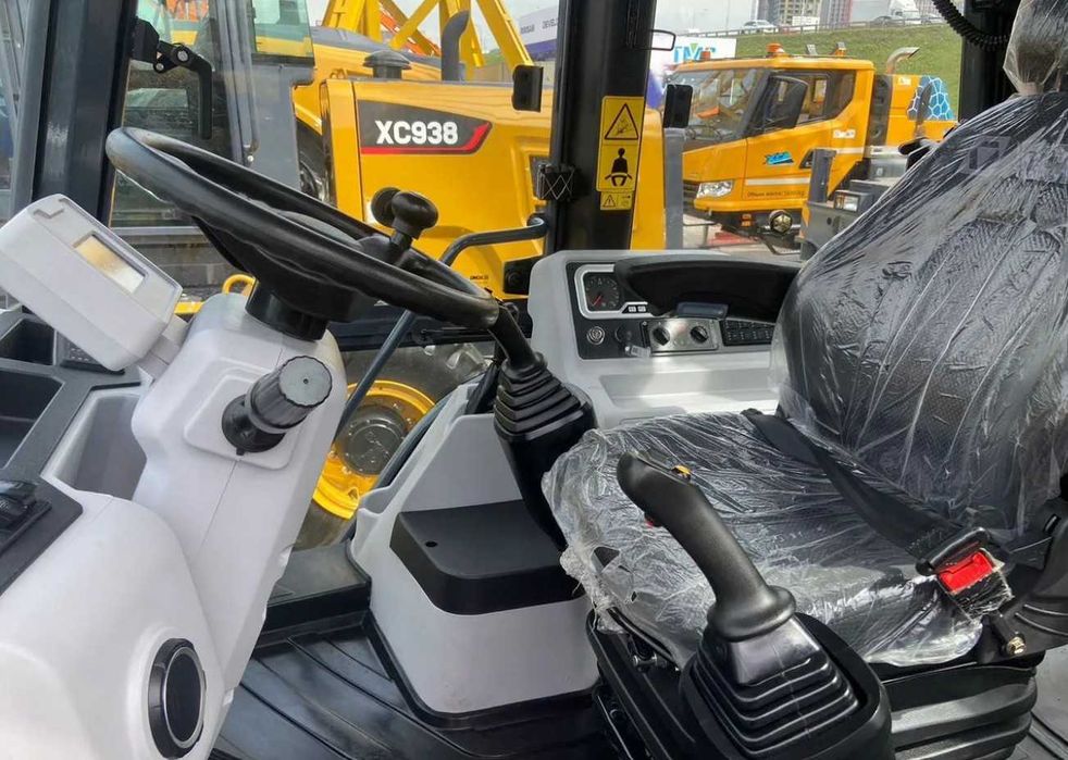 Экскаватор-погрузчик XCMG XC8-S3570 сотувда тайёр
