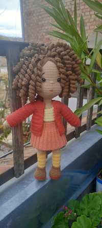 Плетена кукла с къдрици