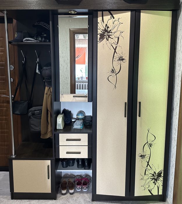 Продам прихожую российского производства в отличном состоянии