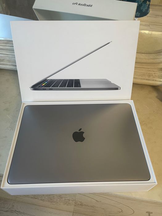 MacBook Pro 13 inch Touch Bar 2016 - Pachet complet + folie ecran