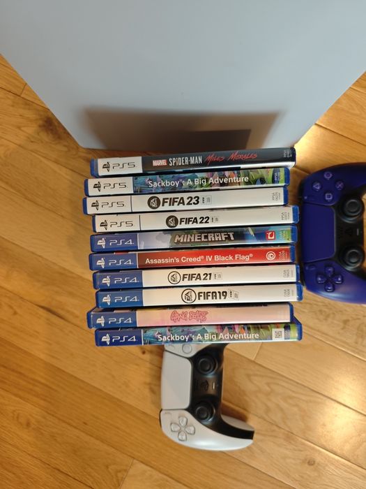 PS5 cu 10 jocuri și 2 controlere