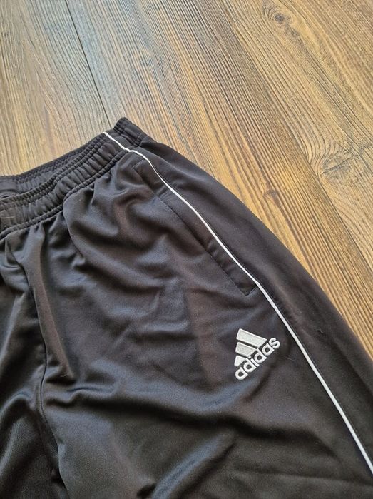 Страхотно мъжко спортно долнище ADIDAS
размер L, без забележки като но