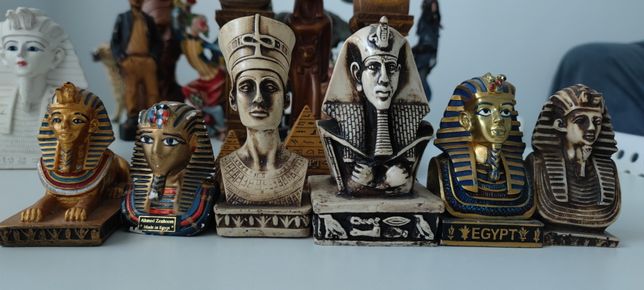 Vând statuete egiptene