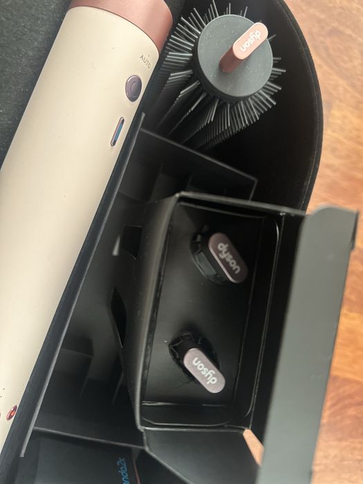 Aparat de coafat si uscator Dyson ultimul model