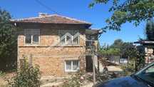 Къща с двор 1050 кв.м в центъра на с. Бенковски, ток, вода