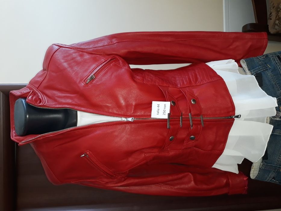 Vand o frumoasă geaca de piele