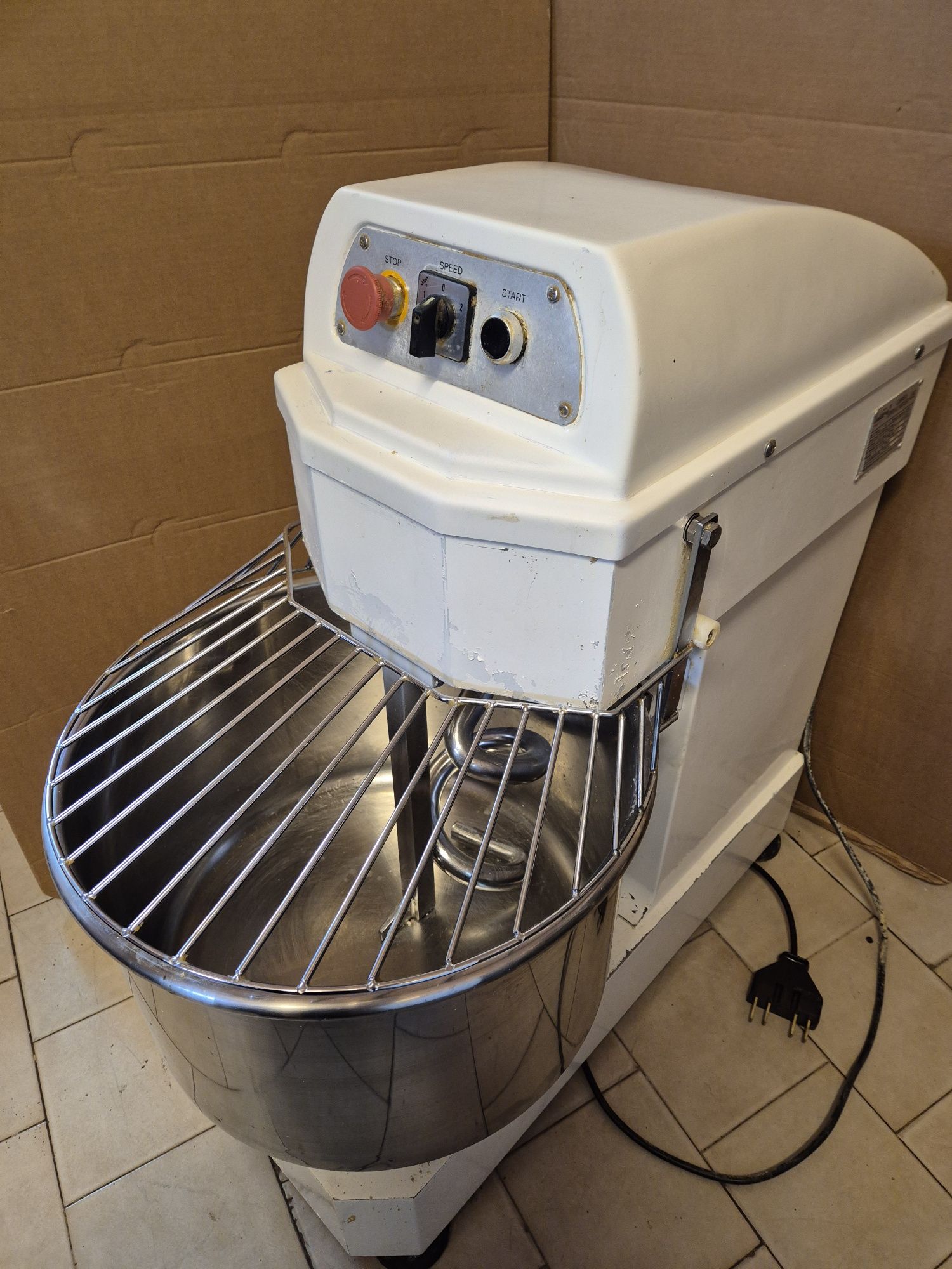 Тестомесачка 40 L 
2 скорости - бързи и бавни 
Трифазен ток