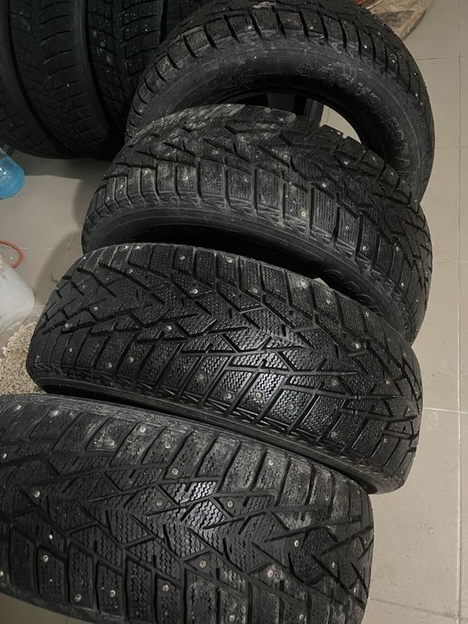 Продам шипованную резину 2023года 215/65/16