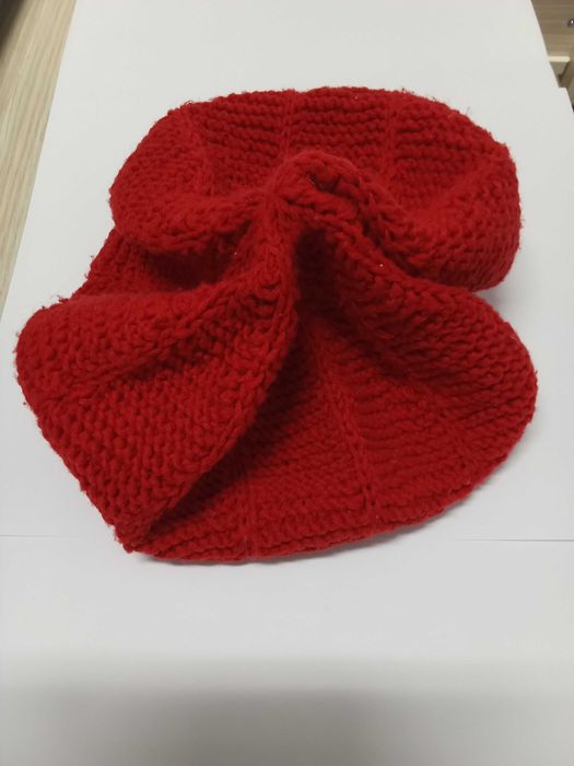 Bereta dama, impletita manual