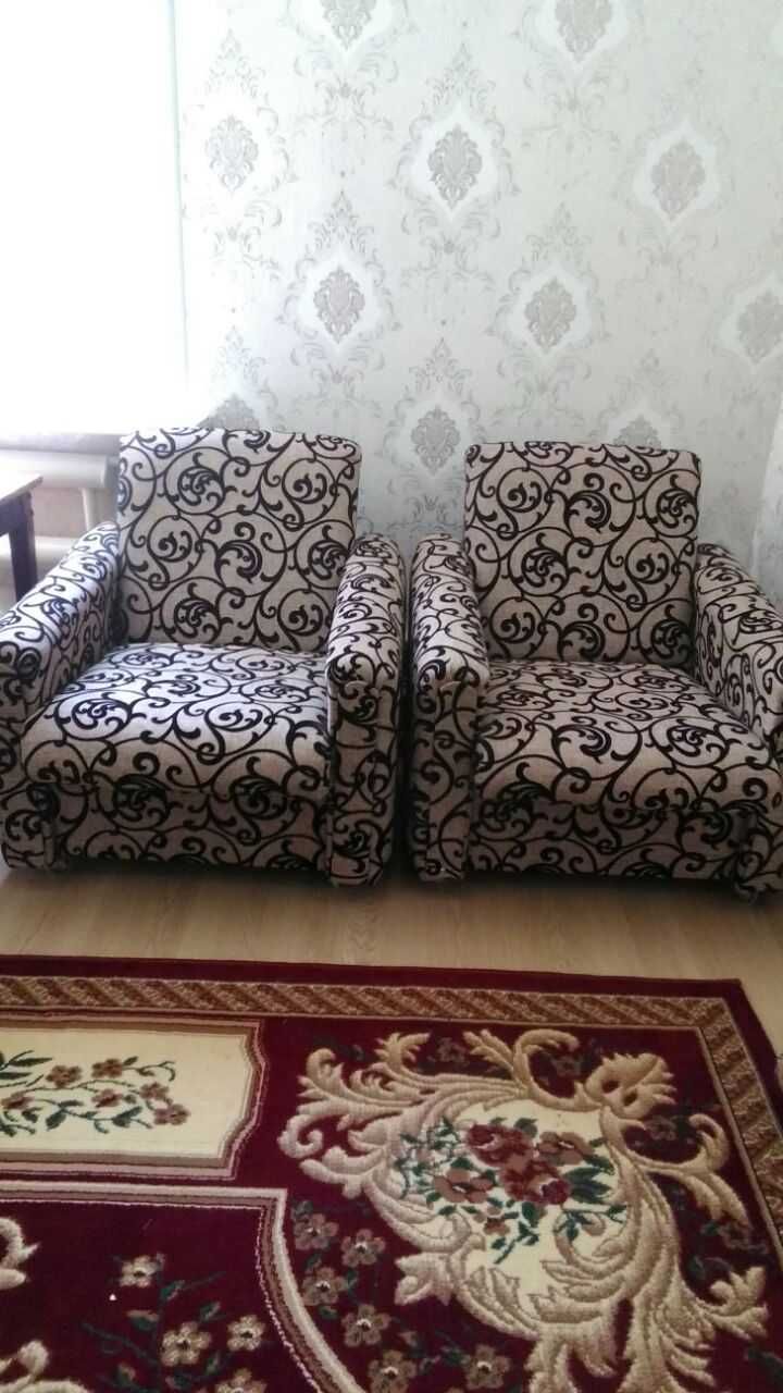 Диван и 2 кресла.