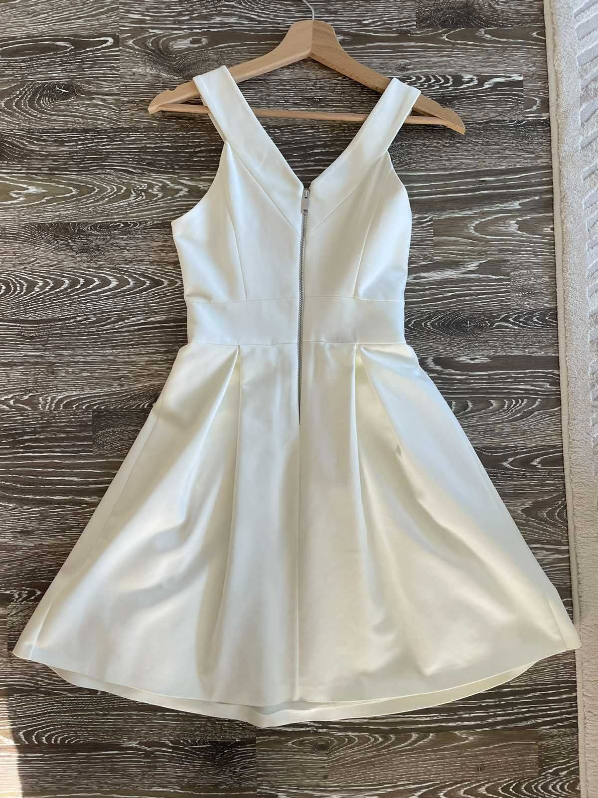 Бяла рокля от Adl XS