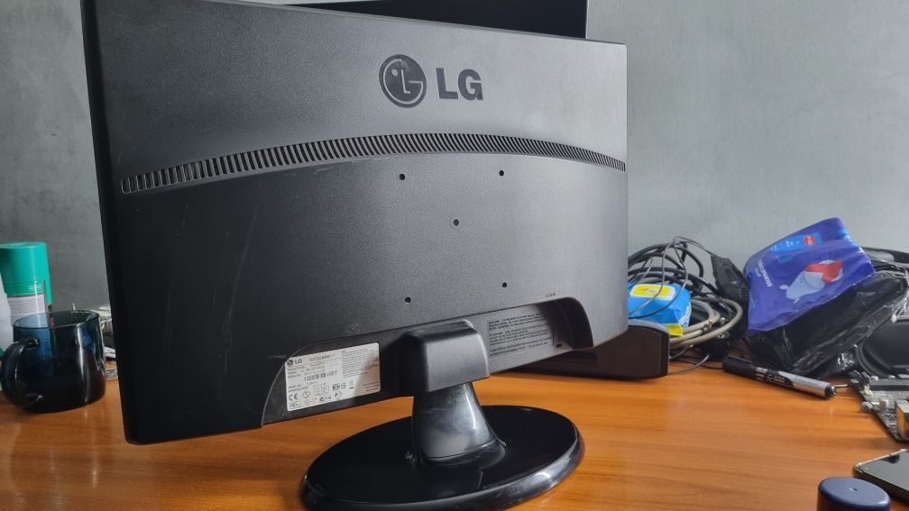 Монитор LG FLATRON W2243S в отличном состоянии