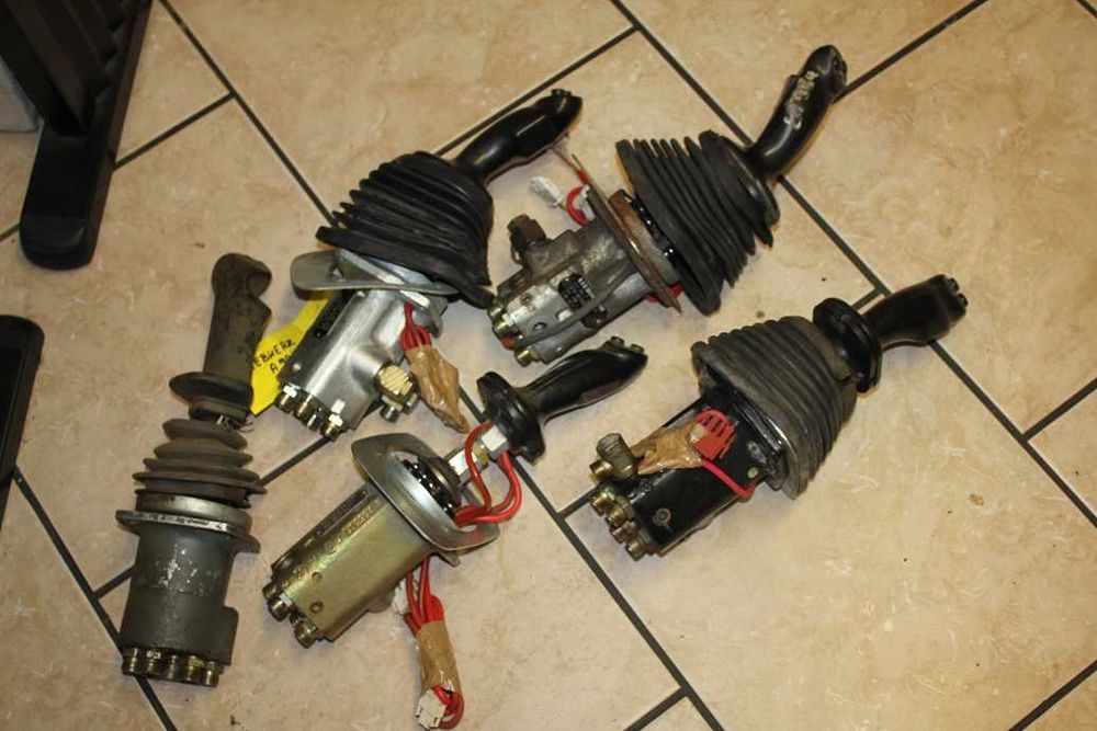 joystickuri excavatoare liebherr, atlas, hitachi, o&k, caterpillar