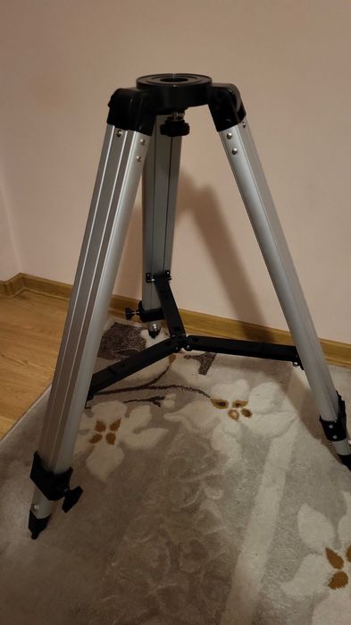 Vând montură ecuatorială eq2 skywatcher + motoraș pentru axa RA !