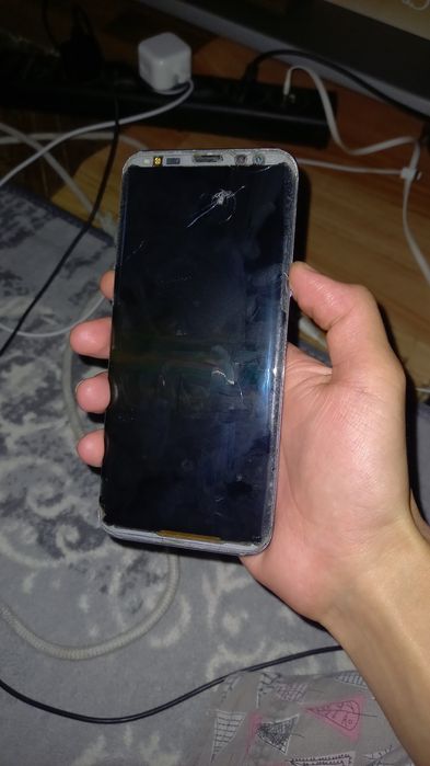 Продам Samsung s8plus все работает можно на запчасти