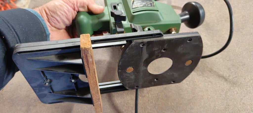 Оберфреза Bosch POF 400