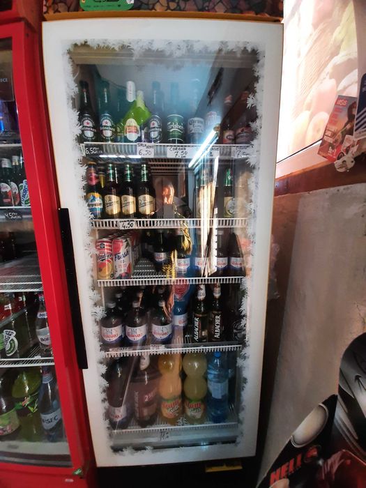De vânzare două vitrine verticale pentru băuturi