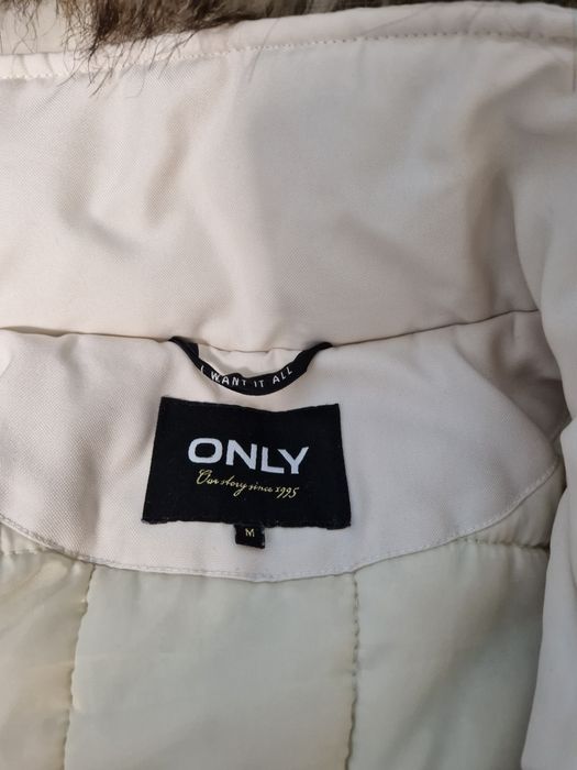 Бяло дамско яке тип парка