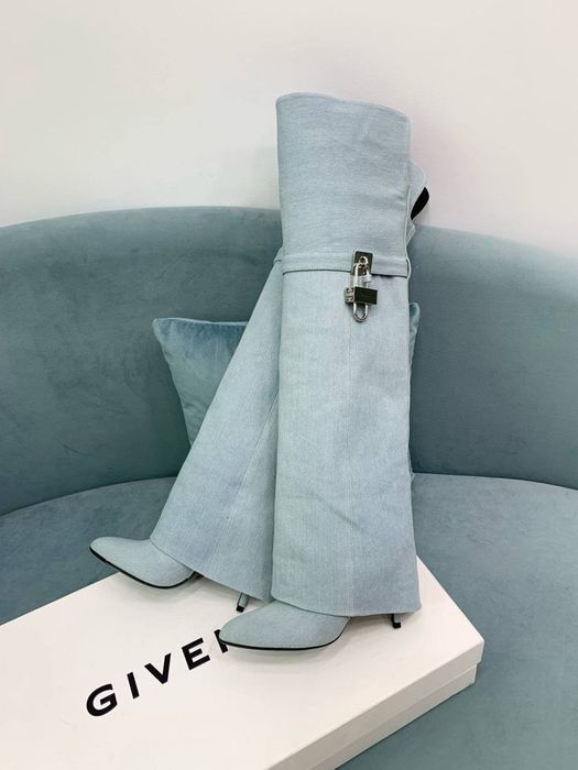 Ботуши различен бранд