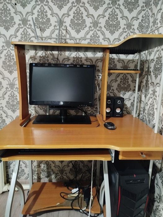 Продам компьютерный стол
