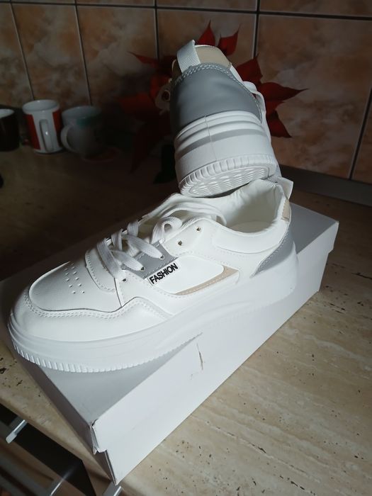 Vând adidasi damă marimea 37 sunt noi 55 lei